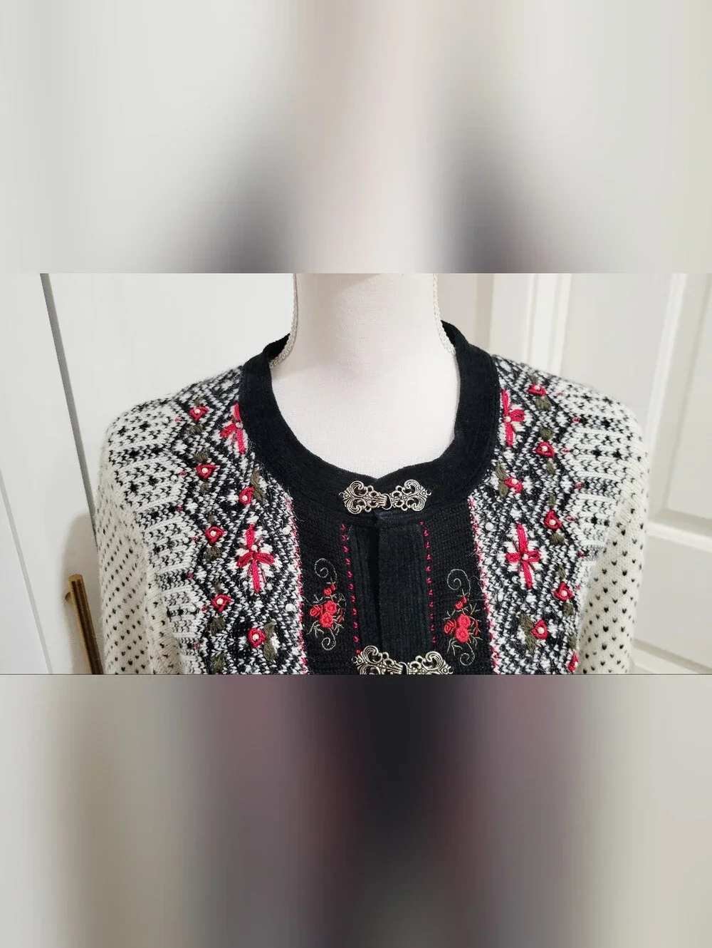 VTG Koret Embroidered Nordic-Style Cardigan Sweater in Black, White & Red | S
